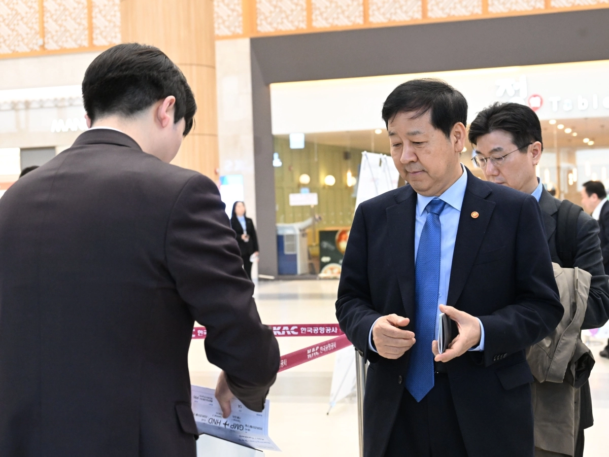 구윤철 부총리 겸 재정경제부 장관이 지난 13일 제10차 한-일 재무장관 회의에 참석하기 위해 김포공항을 통해 일본 도쿄로 출국하고 있다.  재정경제부 제공