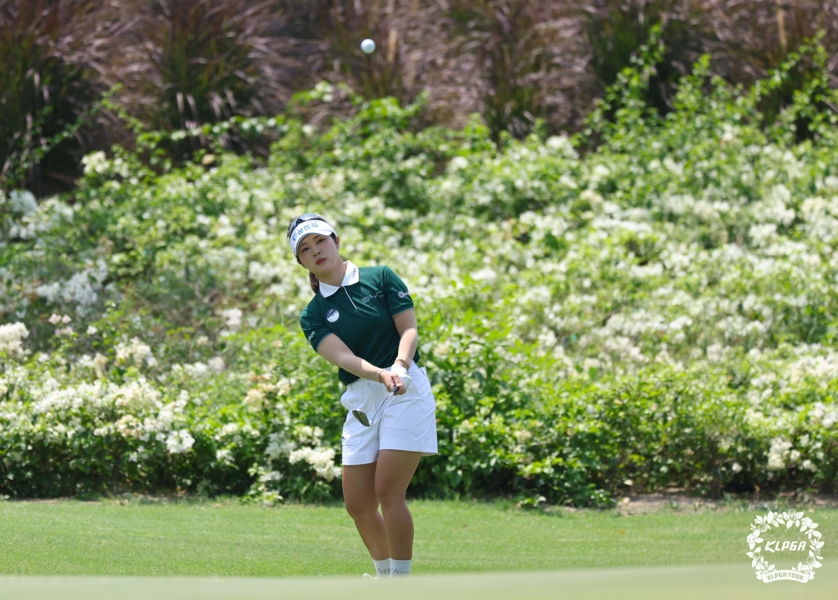 전예성이 그린 옆에서 칩샷을 시도하고 있다. KLPGA 제공.