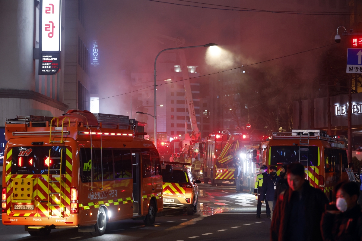 소공빌딩 화재 연기로 자욱한 소공동