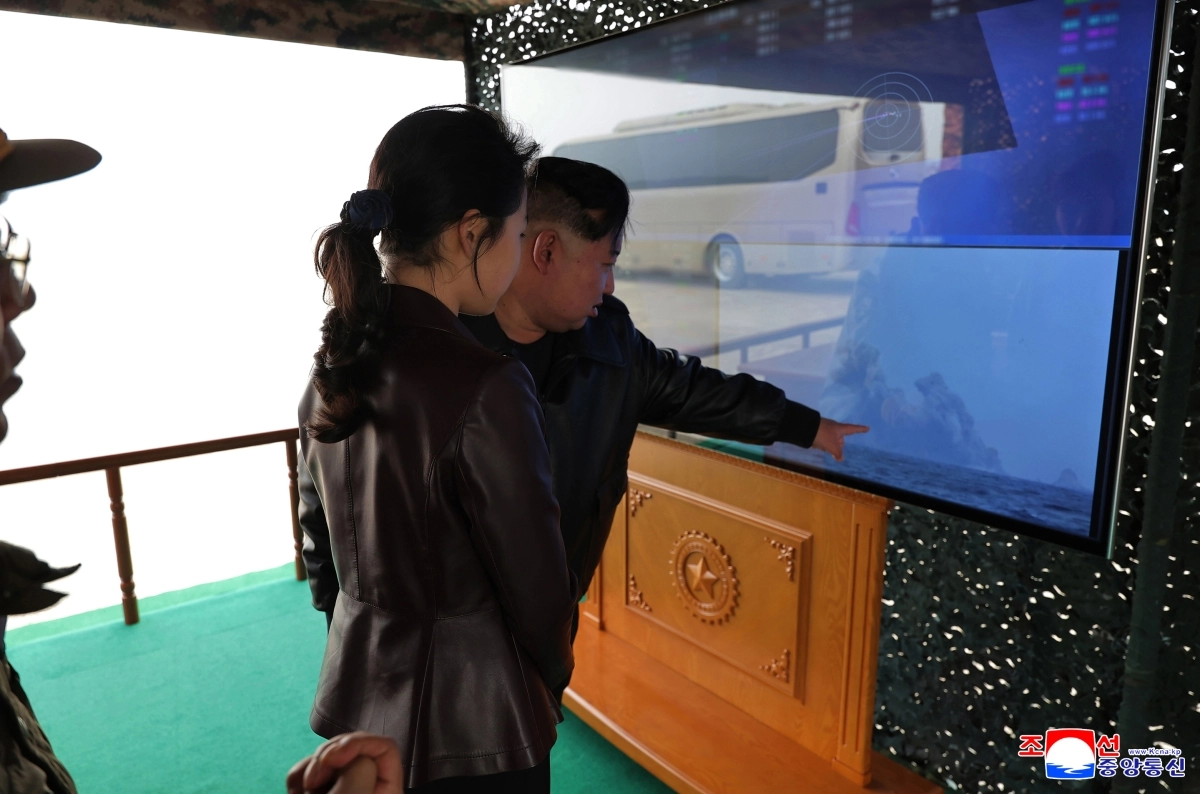 북한 조선중앙통신은 김정은 북한 국무위원장이 참관한 가운데 14일 600㎜ 초정밀다연장방사포 타격훈련을 진행했다고 15일 보도했다. 2026.3.15 평양 조선중앙통신 연합뉴스