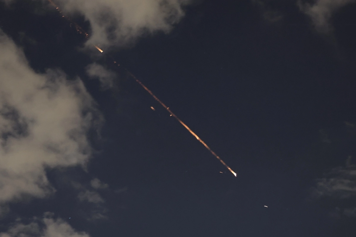 지난 8일(현지시간) 이스라엘군이 텔아비브에서 이란 탄도미사일 요격하는 모습. EPA 연합뉴스