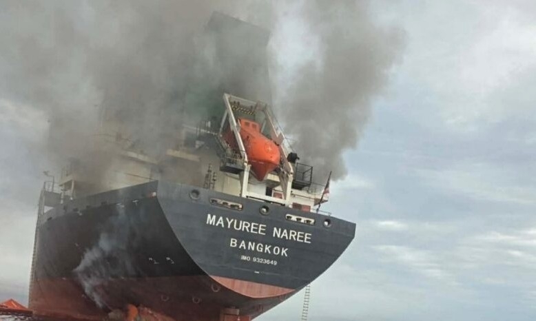 호르무즈 해협을 항해하던 태국 화물선 마유레 나레호가 11일 공격을 받았다고 태국 해군이 밝혔다. 해군은 현재까지 20명의 승무원이 구조돼 오만으로 이송됐다고 덧붙였다. 사진은 공격받은 마유레 나레호의 모습. 2026.3.11 뉴시스