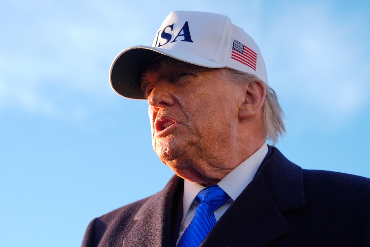 도널드 트럼프 미국 대통령이 13일(현지시간) 플로리다주 방문을 위해 메릴랜드주 앤드루스 합동기지에서 에어포스원 전용기에 탑승하기 전 기자들과 만나 얘기하고 있다. 2026.3.13 메릴랜드 AP 연합뉴스