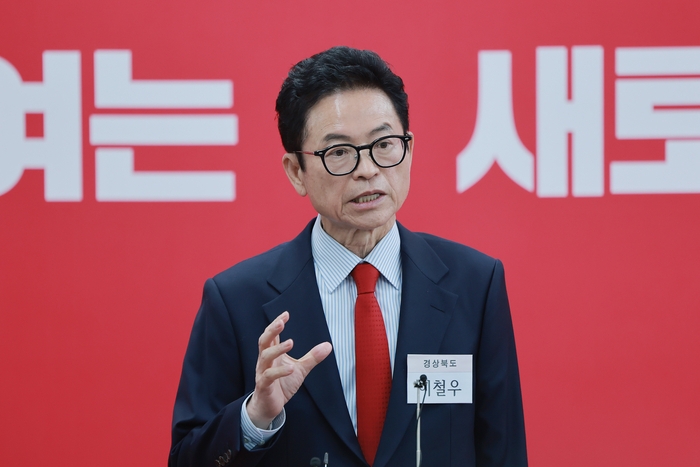 오는 6·3 지방선거 경북도지사에 도전하는 이철우 경북도지사가 지난 11일 서울 영등포구 여의도 국민의힘 중앙당사에서 열린 광역단체장 후보 면접을 마치고 취재진 질문에 답하고 있다. 연합뉴스