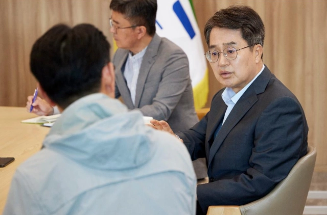 2025년 9월 22일 김동연 경기도지사가 도청 집무실에서 극저신용대출 이용자와 대화하고 있다. (경기도 제공)
