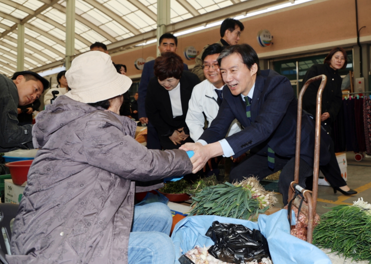 조국 조국혁신당 대표가 지난 15일 전북 장수군 장수시장에서 주민들과 인사를 나누고 있다. 2026.3.15 장수 연합뉴스