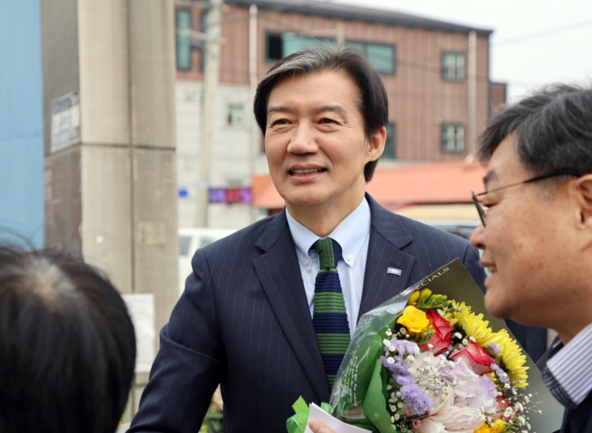 조국 조국혁신당 대표가 지난 15일 전북 장수군 장수시장을 찾아 주민들과 인사를 나누고 있다. 2026.3.15 장수 연합뉴스