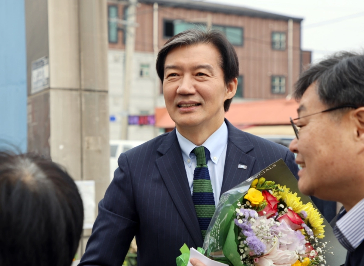 조국 조국혁신당 대표가 지난 15일 전북 장수군 장수시장을 찾아 주민들과 인사를 나누고 있다. 2026.3.15 장수 연합뉴스