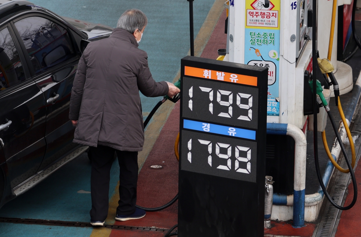 정부가 석유제품의 가격 상한을 정하는 최고가격제를 시행한 후 국내 기름값이 하향 안정세를 보이고 있는 15일 오전 서울 서초구 만남의광장 주유소에서 시민들이 주유를 하고 있다.  뉴시스