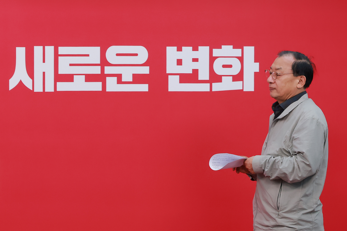 국민의힘 이정현 공천관리위원장이 11일 서울 영등포구 여의도 중앙당사에서 공천 심사 결과와 일정 등을 발표하기 위해 단상으로 향하고 있다. 연합뉴스