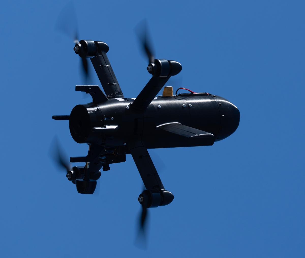 지난 11일(현지 시간) 우크라이나 키이우에서 대공 요격 드론이 시험 공개되고 있다. 이 드론은 우크라이나 기업 제너럴 체리가 러시아 공격 드론을 격추하기 위해 개발한 것이다. 키이우 AP 뉴시스