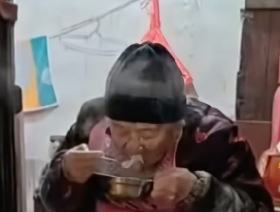 중국에서 매일 돼지족발을 먹고 반주를 즐기면서도 100세 넘게 건강을 유지하며 삶을 즐기고 있는 할머니의 사연이 알려지며 화제가 되고 있다. 더우인