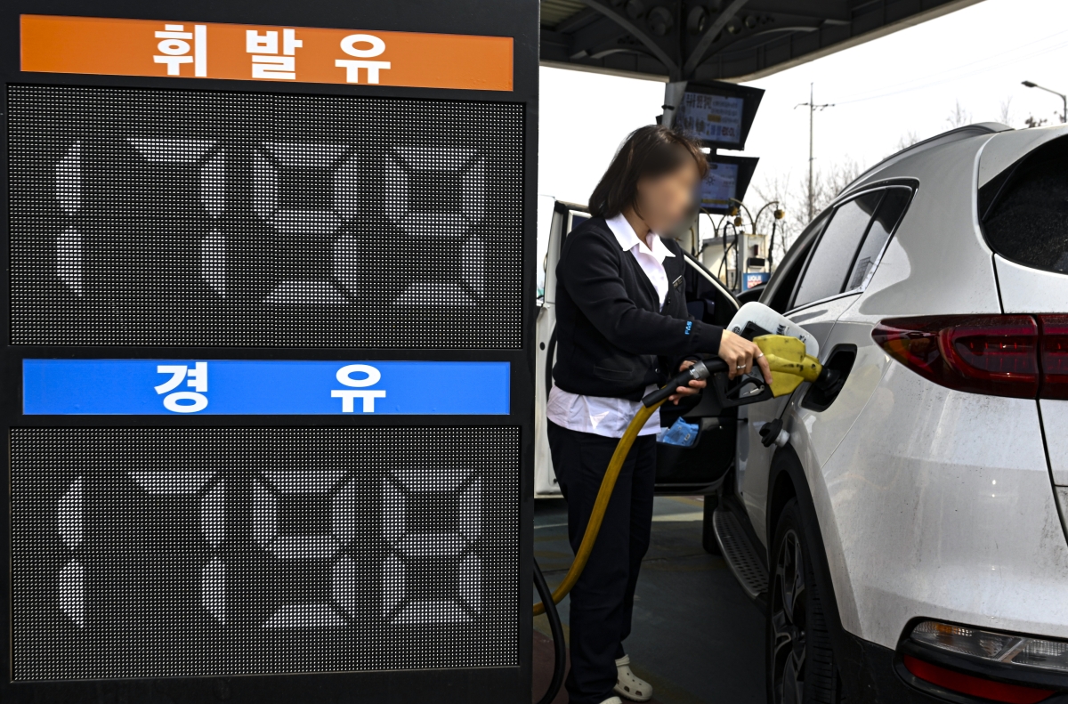 정부가 석유 최고가격제를 시행한 이후 첫 주말인 15일 서울 서초구 경부고속도로 부산 방향 만남의광장 휴게소 내 주유소에서 고객이 주유하고 있다. 2026.3.15 이지훈 기자