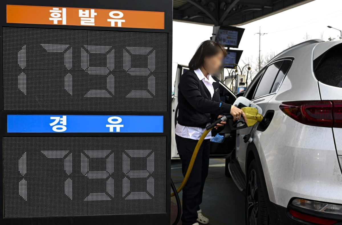 정부가 석유 최고가격제를 시행한 이후 첫 주말인 15일 서울 서초구 경부고속도로 부산 방향 만남의광장 휴게소 내 주유소에서 고객이 주유하고 있다. 2026.3.15 이지훈 기자