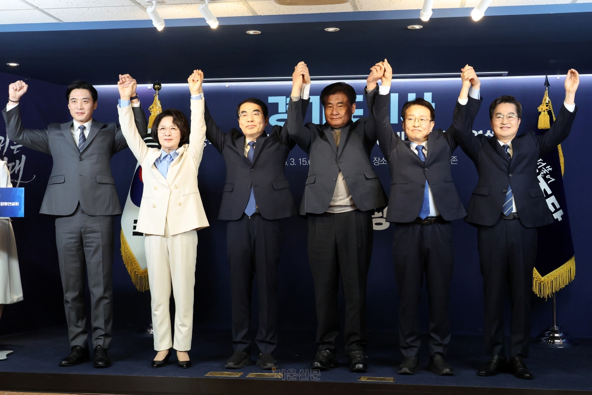 더불어민주당 경기도지사 예비후보들과 소병훈 중앙당 선거관리위원장이 15일 서울 영등포구 더불어민주당 중앙당사에서 열린 예비경선 합동 연설회에 앞서 기념 촬영을 하고 있다. 왼쪽부터 한준호 의원, 추미애 의원, 양기대 전 의원, 소 위원장, 권칠승 의원, 김동연 경기도지사. 2026.3.15 이지훈 기자