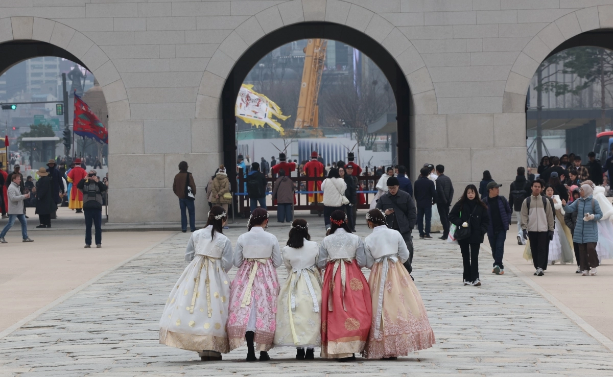 15일 서울 경복궁에서 외국인 관광객과 시민들이 기념촬영을 하고 있다. 2026.3.15. 연합뉴스