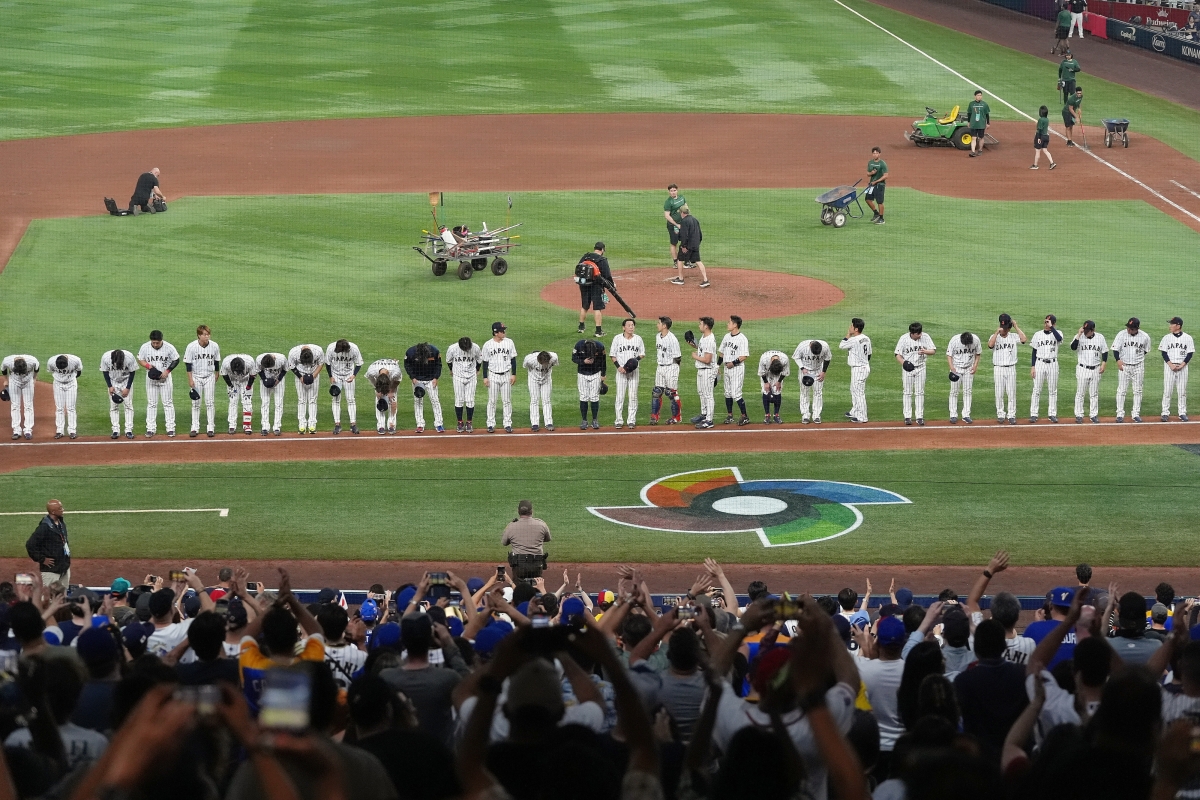 일본 야구 국가대표 선수들이 15일(한국시간) 미국 플로리다주 마이애미 론디포 파크에서 열린 2026 월드베이스볼클래식(WBC) 8강전 베네수엘라와의 경기에서 패배한 뒤 관중석을 향해 인사하고 있다. 2026.3.14 마이애미 AP 연합뉴스