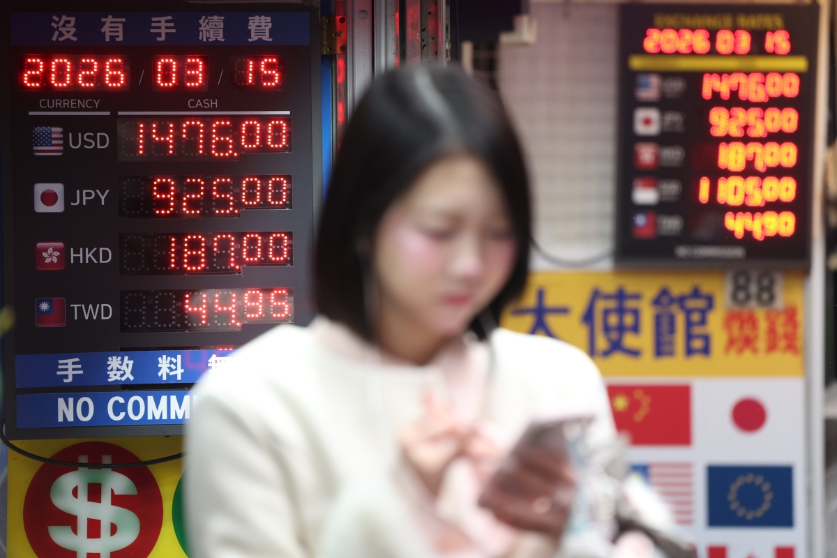 중동 전쟁 여파로 이달 원화 하락률은 3.84%로 주요국 통화 대비 가장 큰 폭으로 하락했다. 원달러 환율 평균이 1470원을 넘으며 외환위기 이후 최고치를 기록했다. 사진은 15일 서울 명동거리의 환전소 모습.  연합뉴스