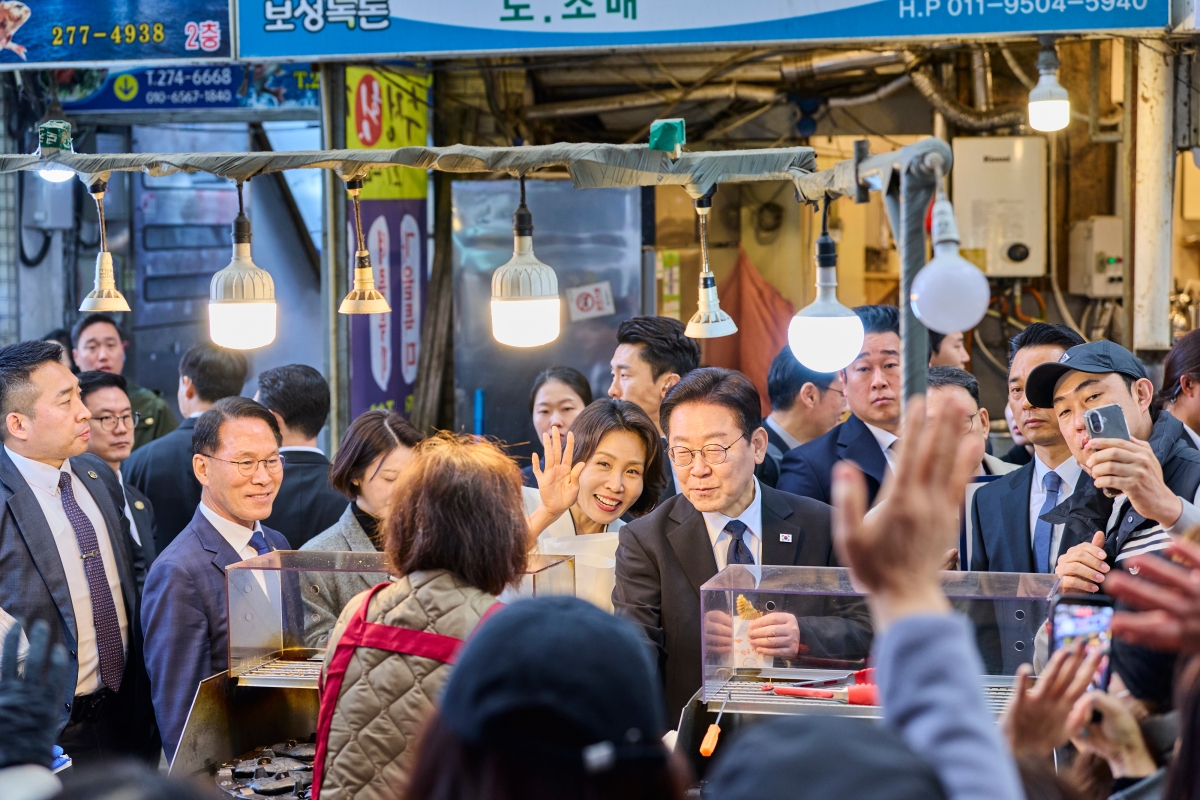 이재명 대통령 부부, 창원 반송시장 방문