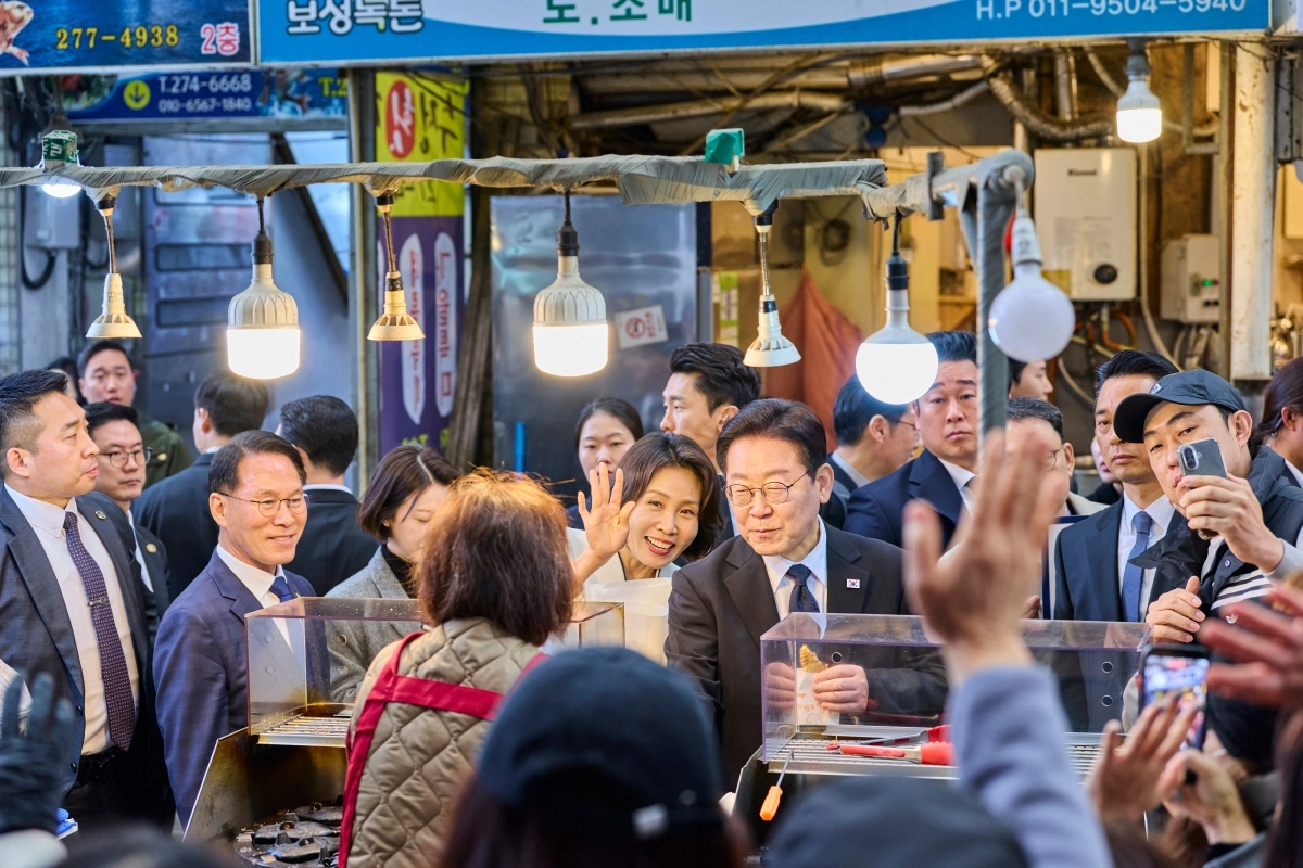 이재명 대통령 부부, 창원 반송시장 방문