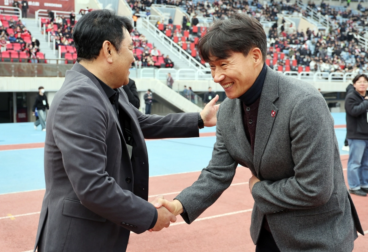 경기 전 김현석 감독과 악수 나누는 이영민 감독
