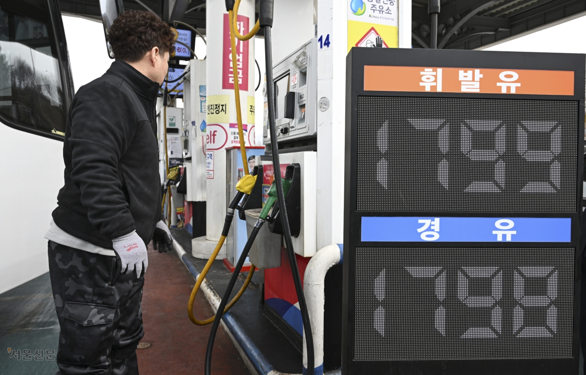정부가 석유 최고가격제를 시행한 이후 첫 주말인 15일 서울 서초구 경부고속도로 부산방향 만남의광장 휴게소 내 주유소에서 고객들이 주유하고 있다. 2026.3.15 이지훈 기자