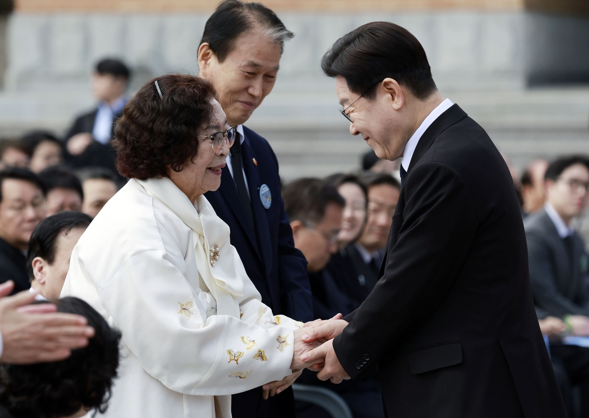 유족 손 맞잡은 李대통령