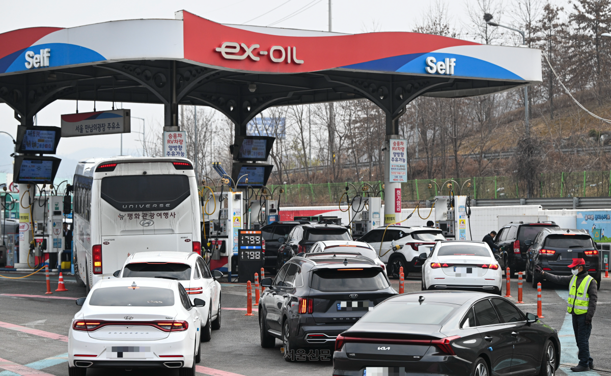 정부가 석유 최고가격제를 시행한 이후 첫 주말인 15일 서울 서초구 경부고속도로 부산방향 만남의광장 휴게소 내 주유소에서 고객들이 주유하고 있다. 2026.3.15 이지훈 기자