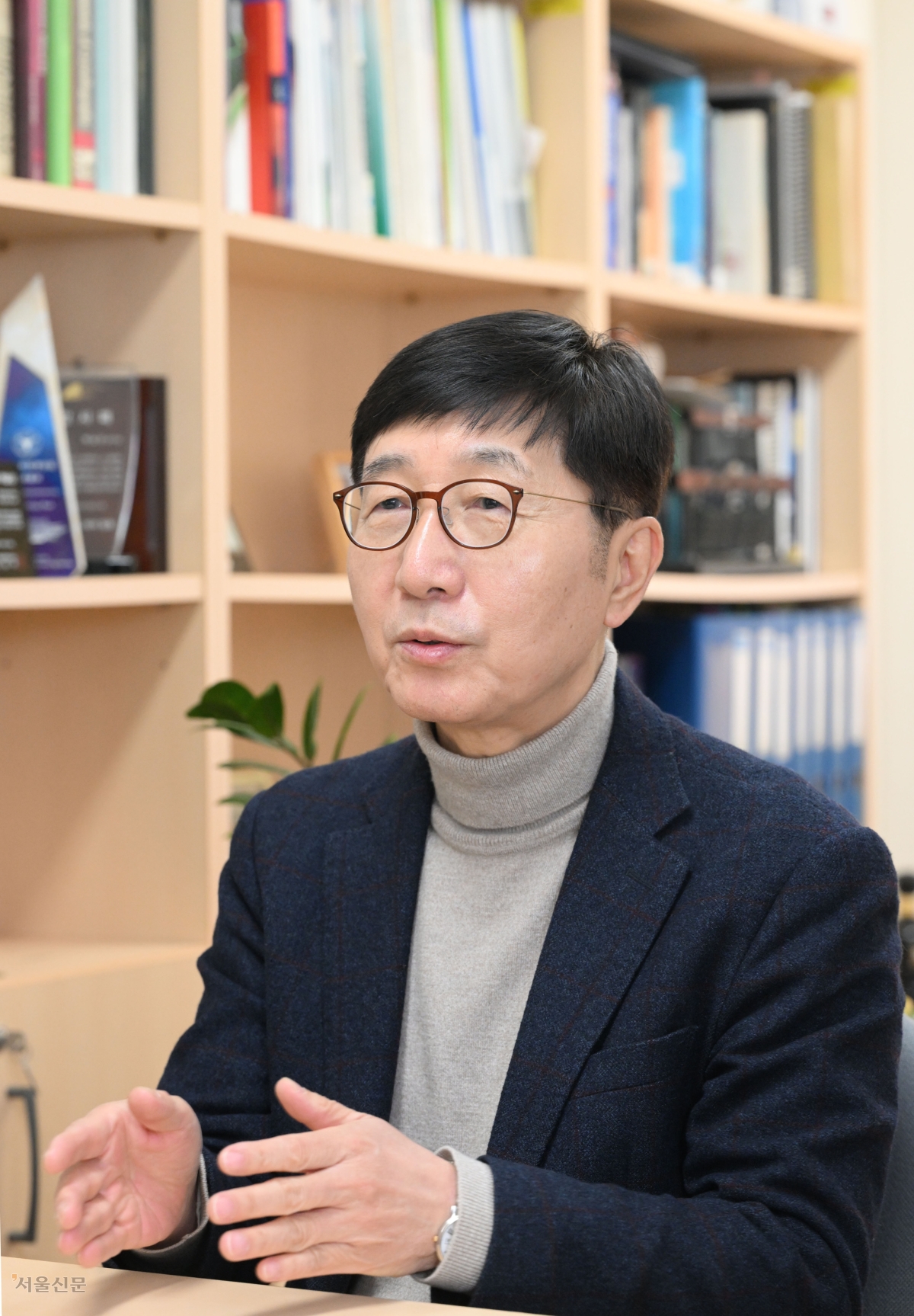 박남규 성균관대 화학공학부 종신석좌교수가 지난 12일 경기 수원 성균관대 자연과학캠퍼스에서 서울신문과 인터뷰를 하고 있다. 박 교수는 “정부뿐 아니라 기업도 사회 문제 해결이라는 관점에서 연구·개발 지원에 나서야 한다”고 강조했다. 도준석 전문기자