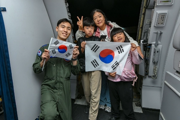15일 외교부와 국방부에 따르면 공군 다목적 공중급유 수송기 KC-330 ‘시그너스’ 1대가 지난 14일(현지시간) 오후 사우디아라비아 리야드에서 한국인 204명과 외국 국적 가족 5명, 일본 국민 2명 등 총 211명을 태우고 이륙했다. 중동지역에 체류 중이던 국민들이 14일(현지시간) ‘사막의 빛’으로 명명된 이번 작전으로 공군 수송기(KC-330)에 탑승하고 있다. 2026.3.15 국방부·외교부 제공