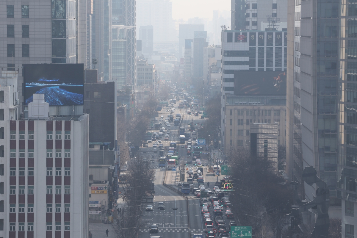 미세먼지 농도가 ‘나쁨’ 수준을 보이는 10일 서울 종로 일대가 뿌옇다. 2026.3.10 연합뉴스