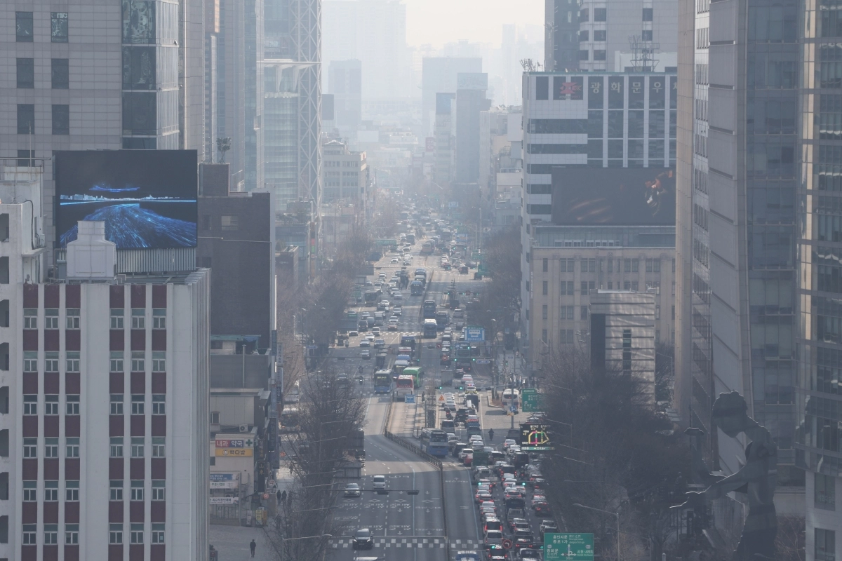 미세먼지 농도가 ‘나쁨’ 수준을 보이는 10일 서울 종로 일대가 뿌옇다. 2026.3.10 연합뉴스