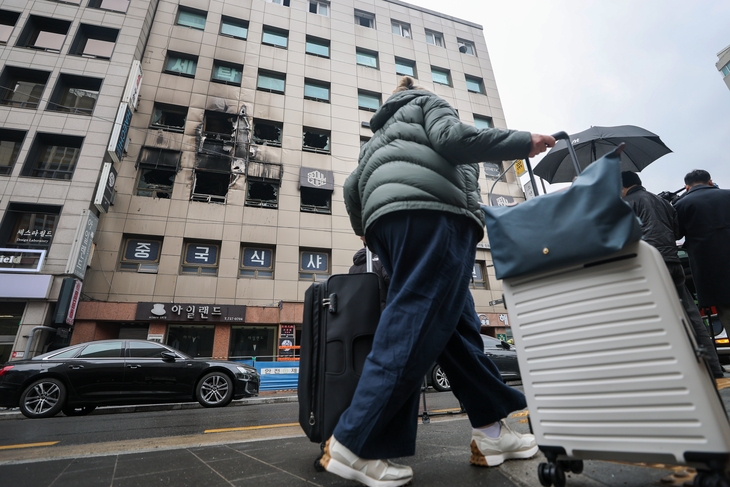 15일 서울 중구 소공동 한 캡슐호텔에서 전날 화재사고 관련 경찰·소방 합동감식이 이뤄지고 있다.  방탄소년단(BTS) 광화문 컴백 공연을 일주일 앞두고 벌어진 전날 화재로 부상당한 외국인 10명 중 3명이 중상을 입었으며, 이 가운데 일본 국적 50대 여성 1명이 아직까지 의식을 되찾지 못하고 있는 상황으로 전해졌다. 연합뉴스