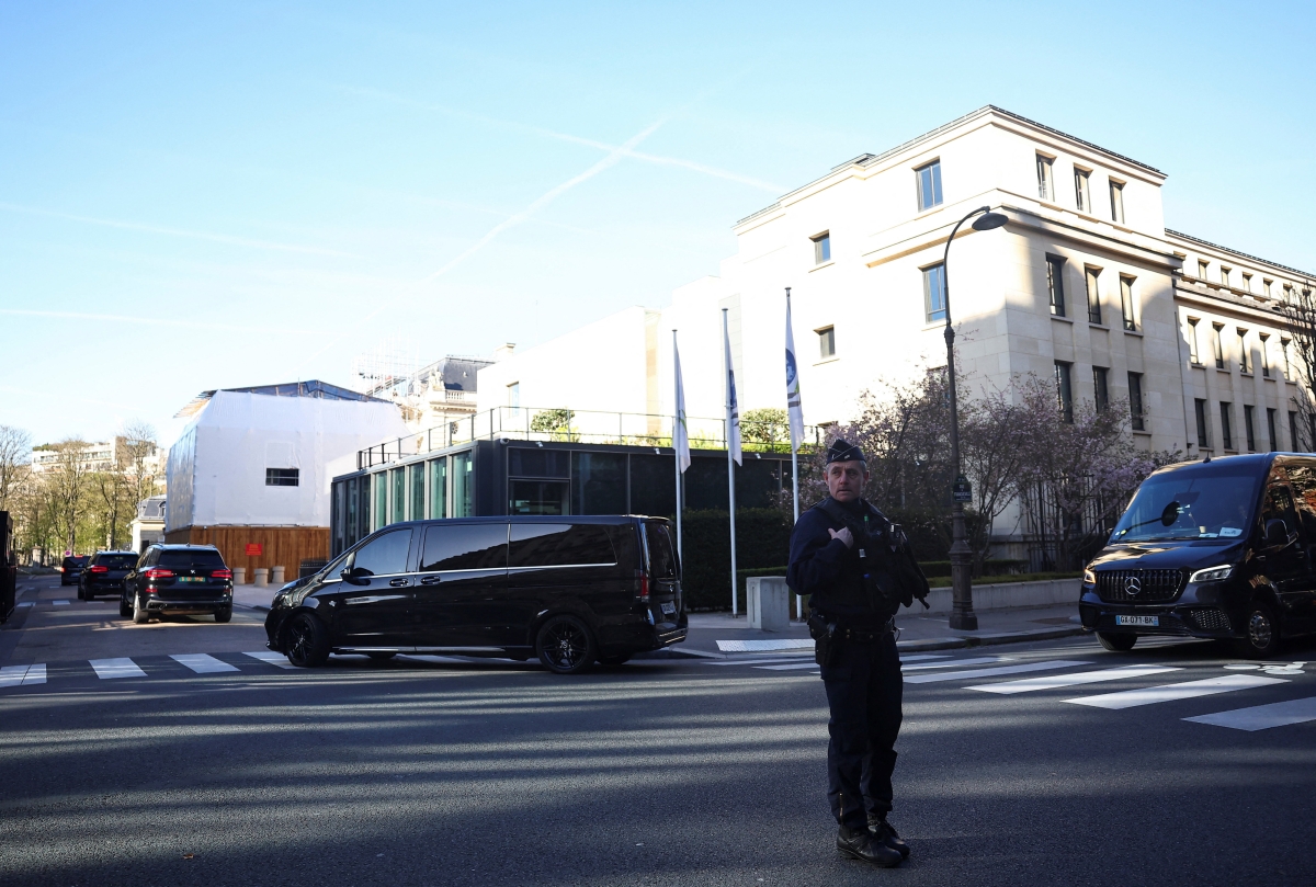 15일(현지시간)  오전프랑스 파리의 경제협력개발기구(OECD) 본부에 미국 대표단 차량이 중국 대표단과의 무역 회담에 참석하기 위해 도착하고 있다. 파리 로이터 연합뉴스