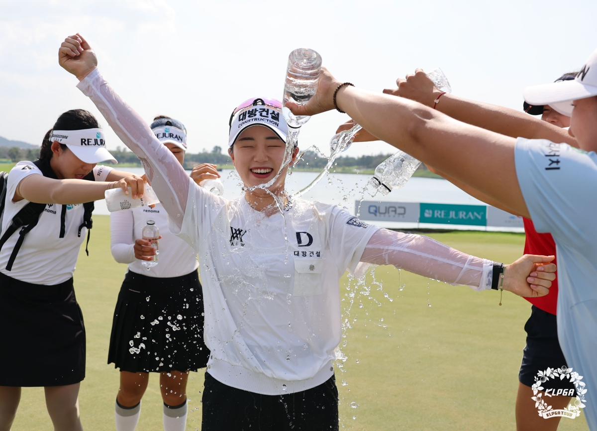 임진영이 15일 태국 촌부리 아마타 스프링 CC에서 열린 한국여자프로골프(KLPGA)투어 2026시즌 개막전 리쥬란 챔피언십에서 우승이 확정된 뒤 동료 선수들의 축하를 받고 있다. 임진영은 이날 보기 없이 버디만 7개를 기록하며 7언더파 65타를 쳐 4라운드 합계 15언더파 273타로 생애 첫 우승을 차지했다. KLPGA 제공