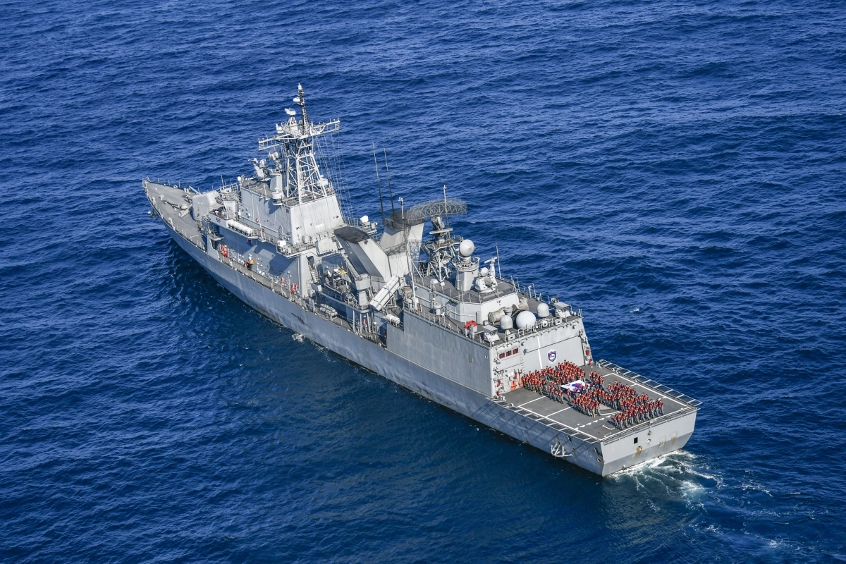 도널드 트럼프 미국 대통령이 14일(현지시간) 한국·일본·중국·영국·프랑스 등 5개국을 향해 호르무즈 해협으로의 군함 파견을 요구하며 아덴만에서 활동하는 청해부대가 투입될지 주목된다. 사진은 청해부대원들이 2024년 새해를 하루 앞두고 함상에서 ‘2024’를 표현하며 인사하는 모습. 합참 제공