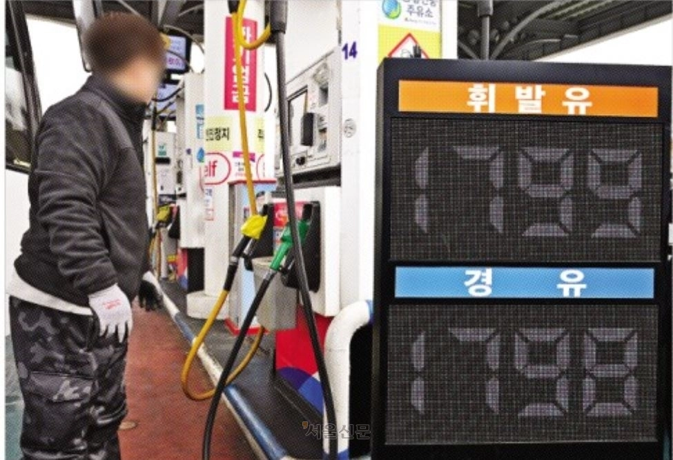 정부가 석유 최고가격제를 시행한 이후 첫 주말인 지난달 15일 서울 서초구 경부고속도로 부산 방향 만남의광장 휴게소 내 주유소의 표시 가격이 휘발유와 경유 모두 ﻿1800원을 넘지 않는 가운데 한 고객이 주유를 하고 있다. 이지훈 기자