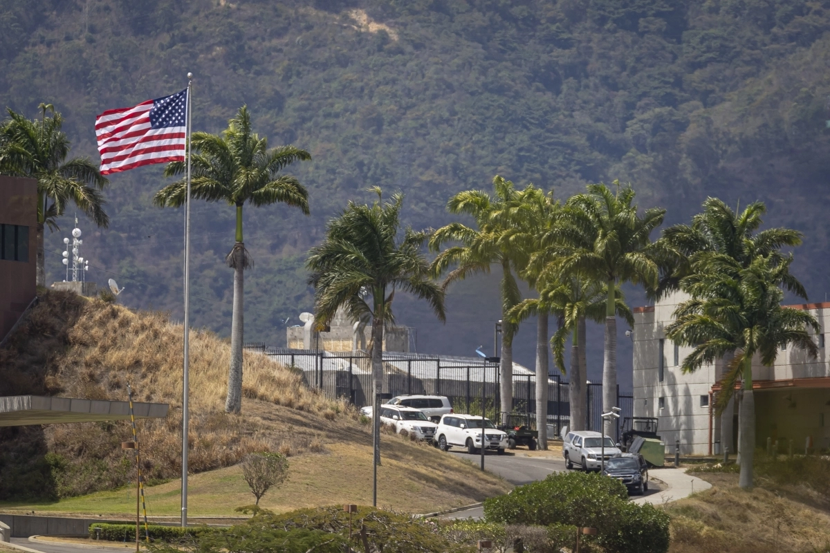 7년 만에 게양된 성조기… 베네수 美 대사관 재가동