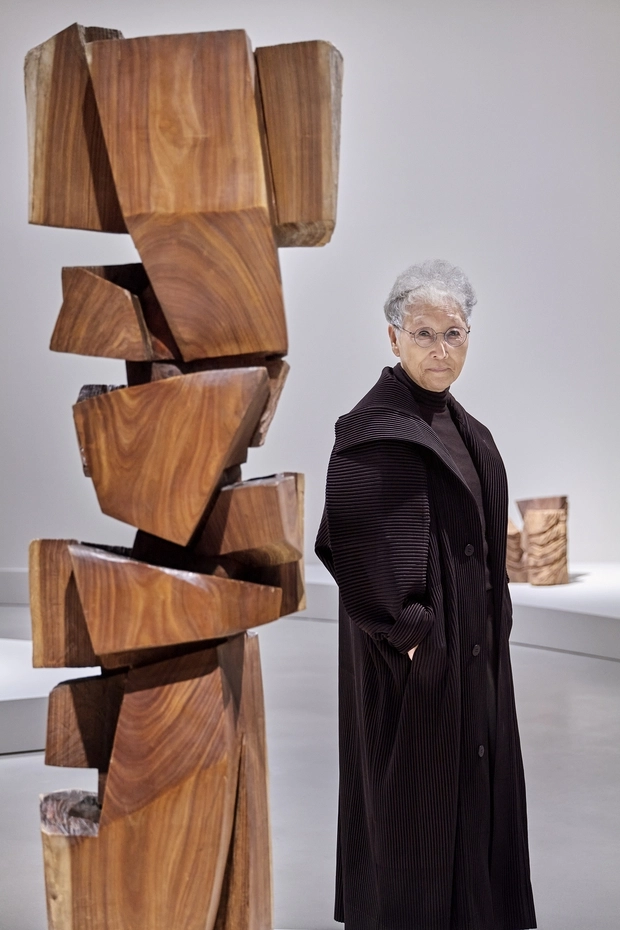 조각가 김윤신이 경기 용인시 호암미술관에서 회고전을 여는 가운데 작품 ‘합이합일 분이분일’(合二合一 分二分一) 옆에서 기념 촬영을 하고 있다. 호암미술관은 1세대 여성 조각가로 아흔이 넘은 지금도 작품 활동에 매진하고 있는 그의 작품을 소개한다. 호암미술관(전명은) 제공