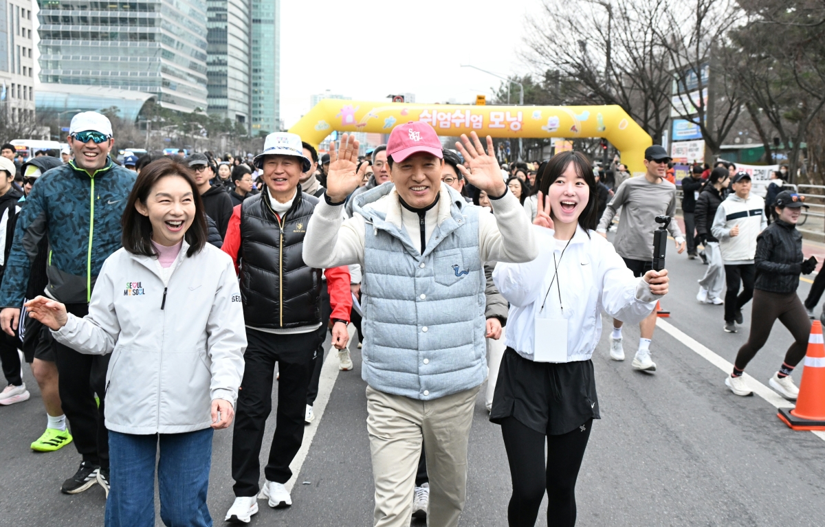 지난 14일 서울 영등포구 여의대로에서 마포대교 북단에 걸쳐 열린 ‘쉬엄쉬엄 모닝’에서 오세훈(앞줄 가운데) 서울시장이 시민들과 반갑게 인사를 나누고 있다. 왼쪽은 최호정 서울시의회 의장.  서울시 제공