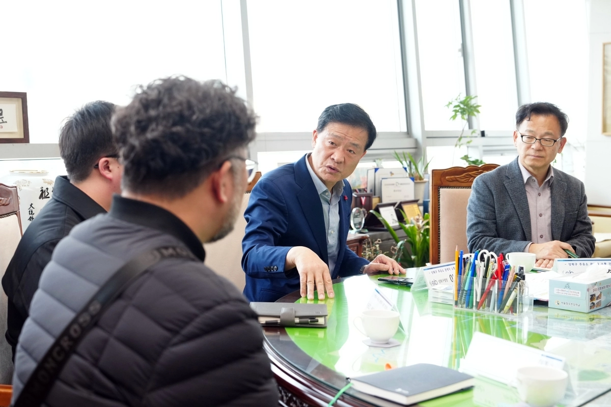 이승로(오른쪽 두 번째) 성북구청장이 지난 11일 최경주(맨 오른쪽) 부구청장 등과 함께 ‘주유소 관계자 소통 간담회’를 진행하고 있다. 성북구 제공