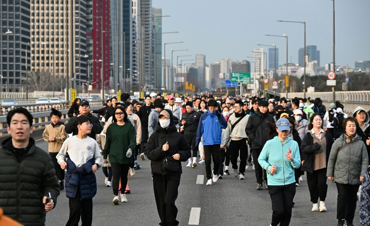 ‘쉬엄쉬엄 모닝’에 참가한 시민들이 마포대교를 건너고 있다.  서울시 제공