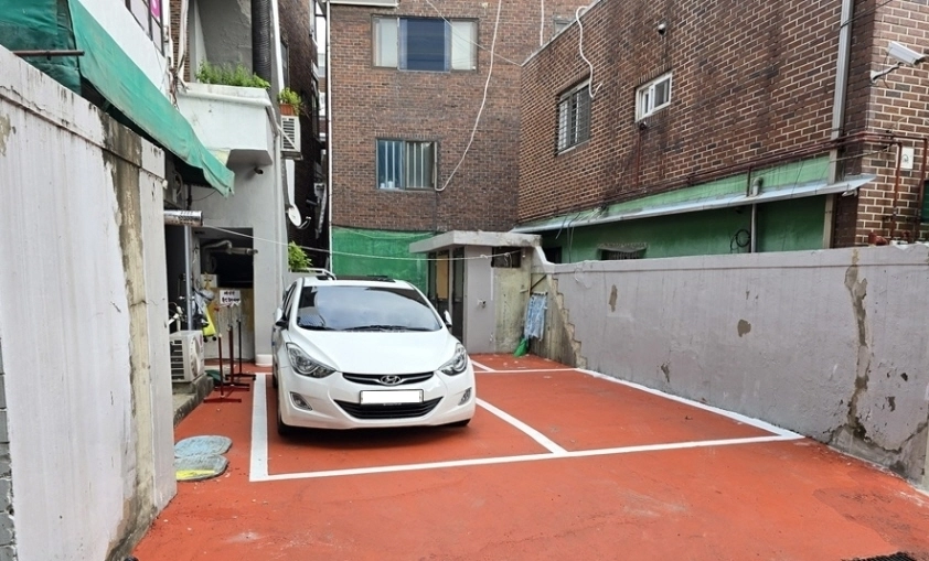 서울 구로구 구로동의 한 주택가에서 ‘내집 주차장 조성사업’으로 마련된 주차장. 구로구 제공