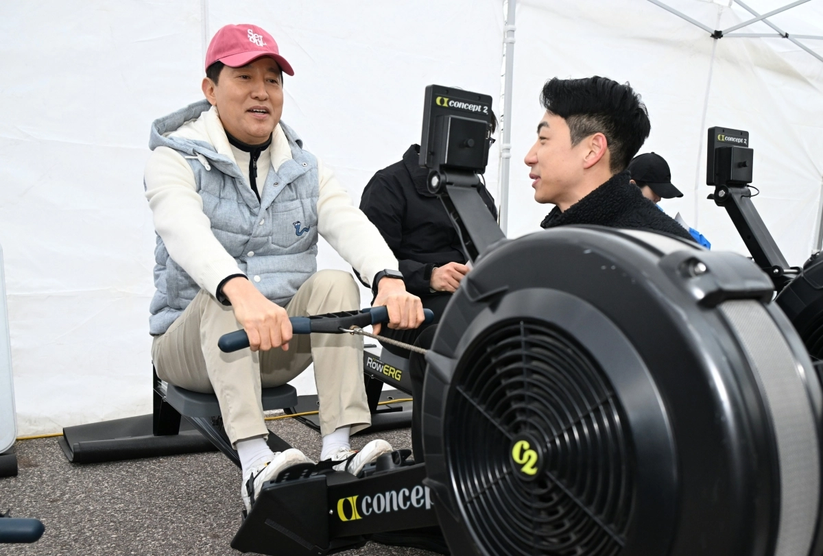 오 시장(왼쪽)이 행사장에 마련된 ‘서울체력장’ 부스에서 로잉머신에 올라 체력 측정을 하고 있다. 서울시 제공