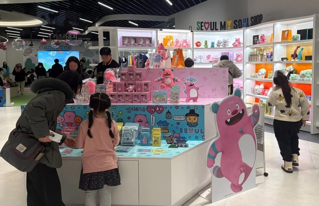 서울갤러리 방문객들이 서울갤러리 안에 서울시 기념품을 판매하는 ‘서울마이소울샵 서울갤러리점’에서 서울시 마스코트 해치 관련 상품을 살펴보고 있다. 서울시 제공