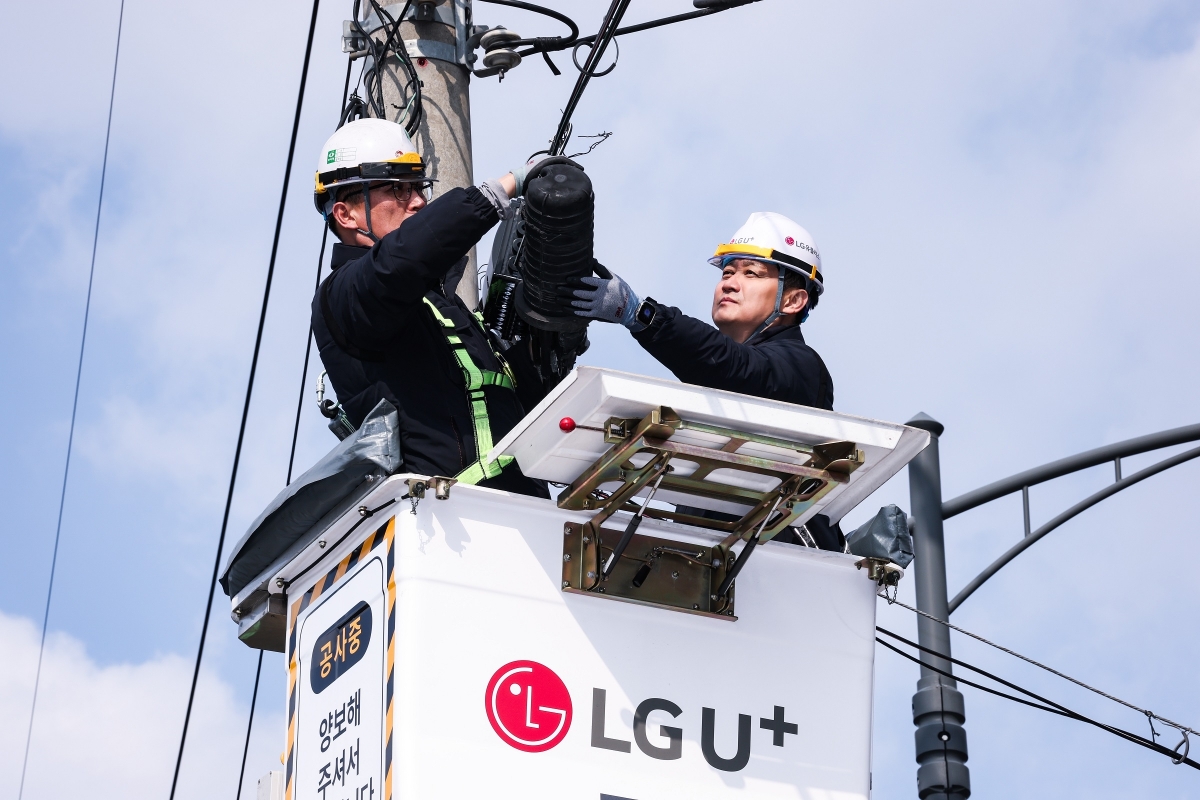 홍범식(오른쪽) LG유플러스 최고경영자가 지난 12일 서울 마포구에 위치한 통신설비 점검 현장에서 버킷 차량에 탑승, 5m 높이의 광접속함체를 점검하고 있다. LG유플러스 제공