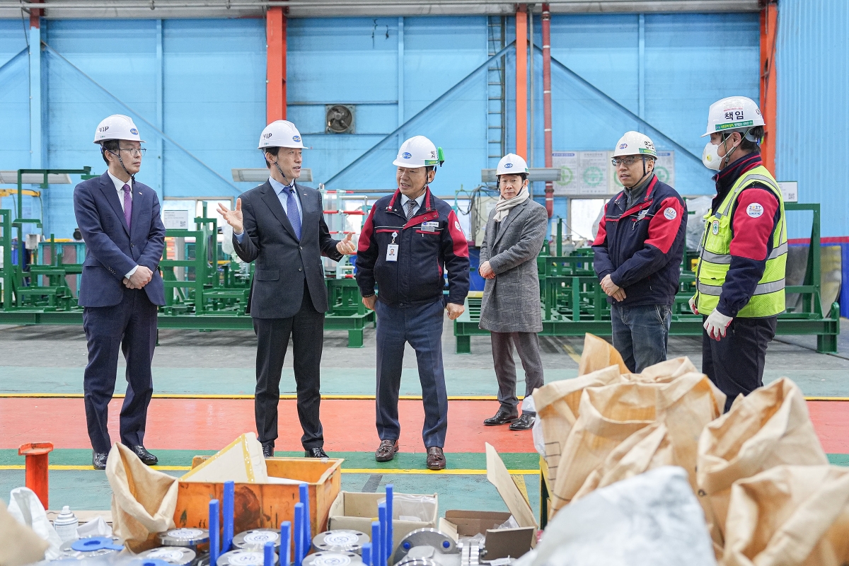 김 은행장(왼쪽 두 번째)이 1월 말 부산 지역 대표 조선 기자재 기업인 SB선보를 찾아 현장을 둘러보고 있다. 부산은행 제공