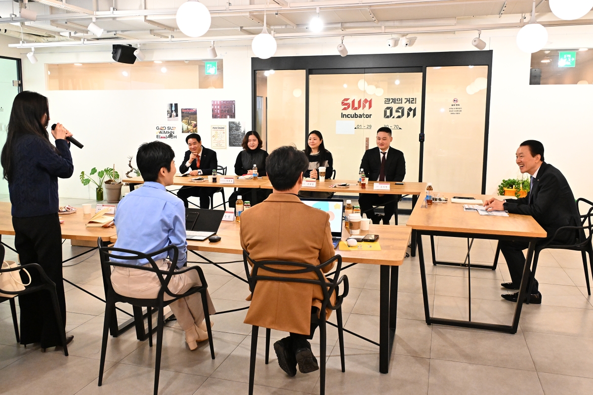 김성주(오른쪽) BNK부산은행장이 올해 1월 부산은행 본점에 자리한 썸 인큐베이터 플랫폼을 찾아 스타트업 관계자들과 대화하고 있다. 썸 인큐베이터는 지역 창업 생태계 활성화와 유망 스타트업 육성을 위한 금융 지원 프로그램이다. 부산은행 제공