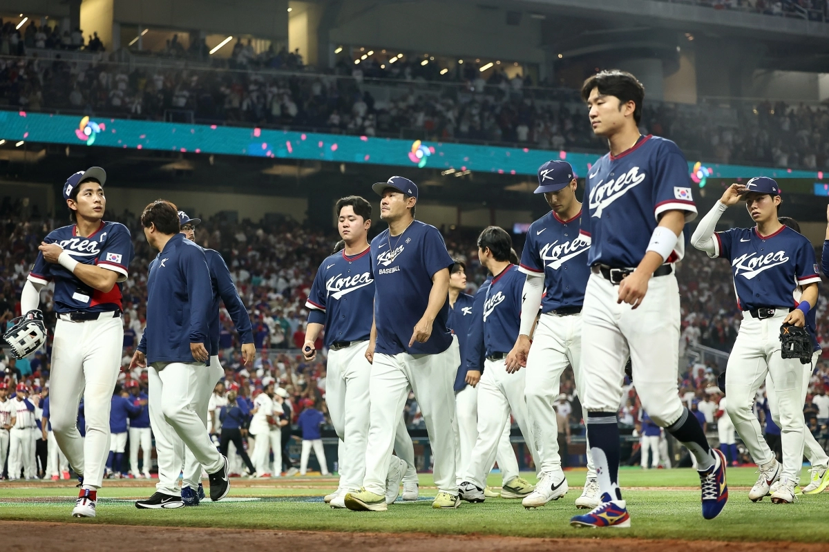 대한민국 야구대표팀 선수들이 14일(한국시간) 미국 플로리다주 마이애미 론디포 파크에서 열린 2026 월드베이스볼클래식(WBC) 8강전 도미니카공화국과의 경기에서 패배한 후 힘없이 더그아웃으로 향하고 있다. 2026.3.14 마이애미 연합뉴스