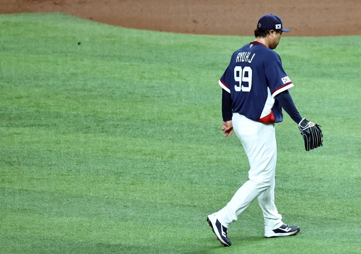 류현진이 14일(한국시간) 미국 플로리다주 마이애미 론디포 파크에서 열린 2026 월드베이스볼클래식(WBC) 대한민국과 도미니카공화국의 8강 경기에서 2회 교체되고 있다. 2026.3.14 마이애미 연합뉴스